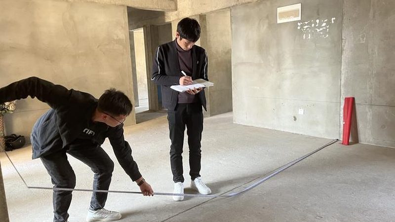 根据以上因素，实木定制家具的价格区间大致如下：